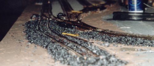 Close-up de uma ponta de linha da maquete, início do empedramento
