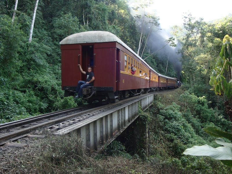 Figura 7: Trem passando sobre viaduto na ferrovia