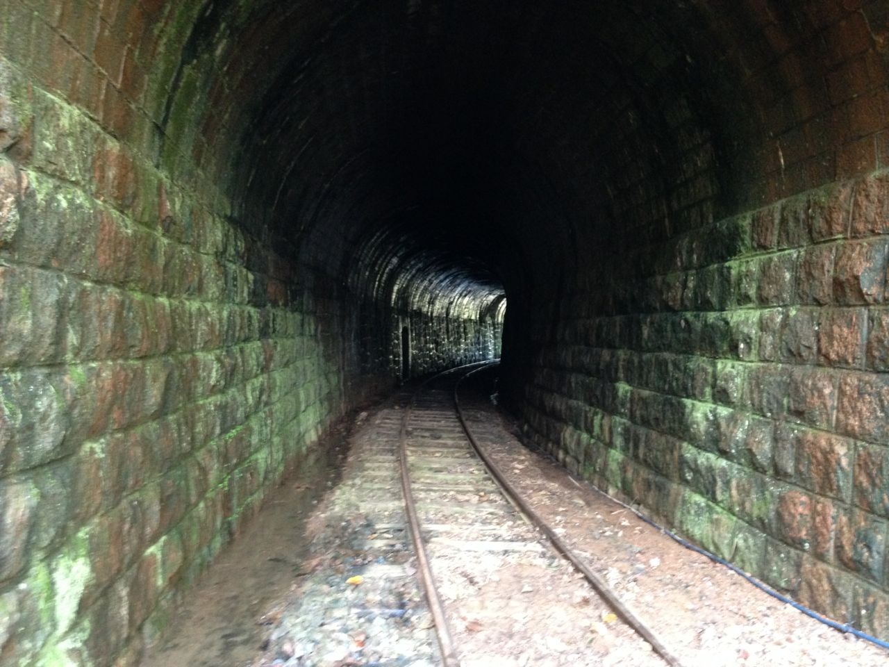 Figura 13: Túnel ferroviário em Subida (Apiúna/SC), com trilhos.