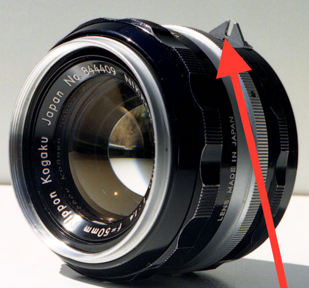 Figura 1: Lente Nikon pre-AI com garfo de abertura. Fonte: Wikipedia