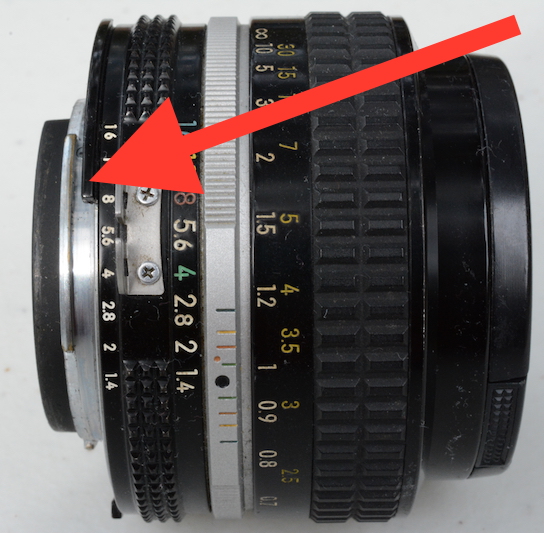 Figura 2: Lente Nikon AI com entalhe na saia. Fonte: Wikipedia