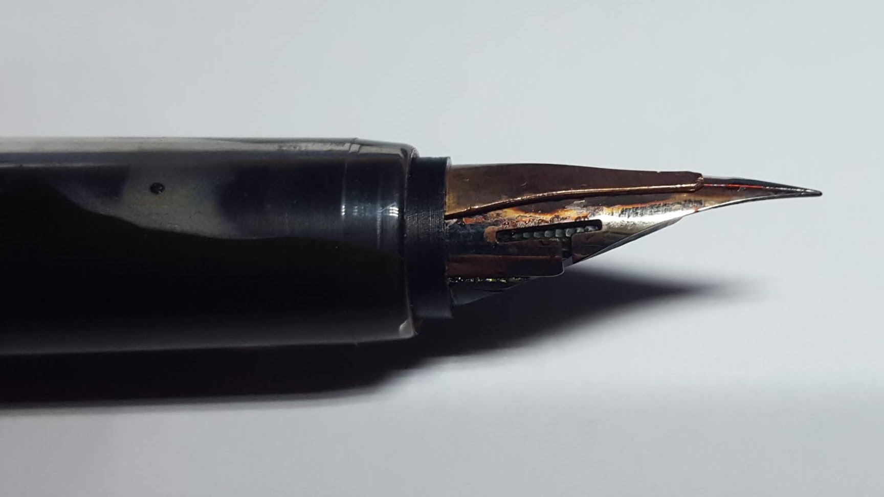 Figura 3: Detalhe da caneta com pena Zebra G e sobrealimentador