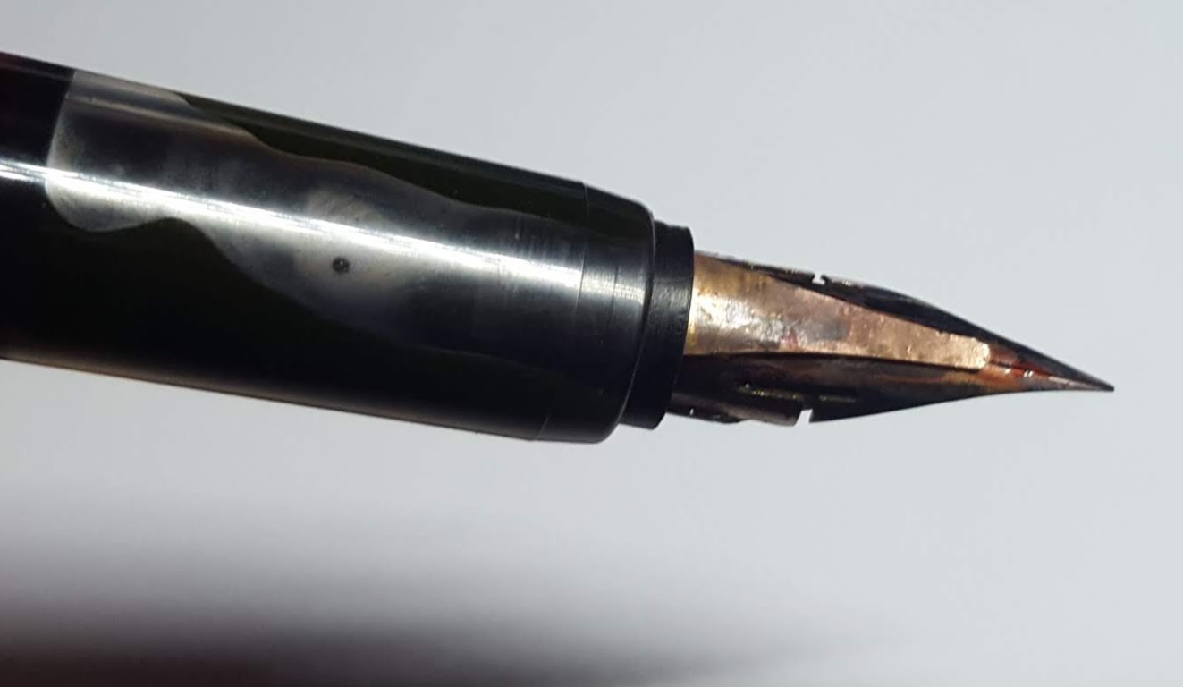 Figura 4: Detalhe da caneta com pena Zebra G e sobrealimentador