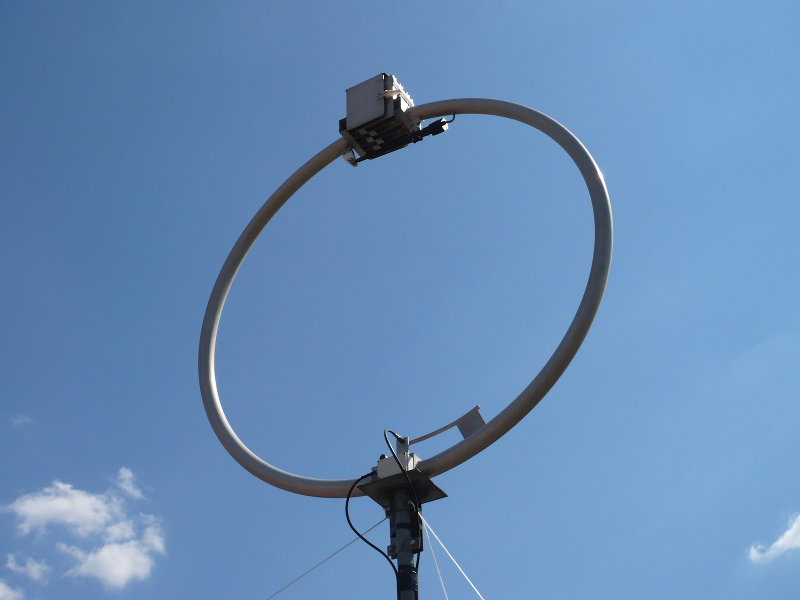 Figura 33: Antena loop magnético. O círculo é o indutor. A caixinha no topo é um capacitor variável controlado remotamente. © Trixt / Wikimedia