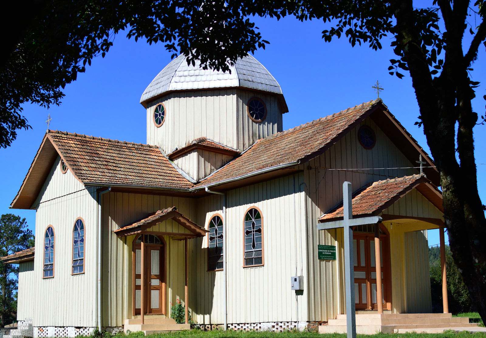 Figura 9: Igreja estilo ucraniano em Rondinha, Paulo Frontin/PR. O trem costumou passar bem em frente, e a estação era na mesma quadra.
