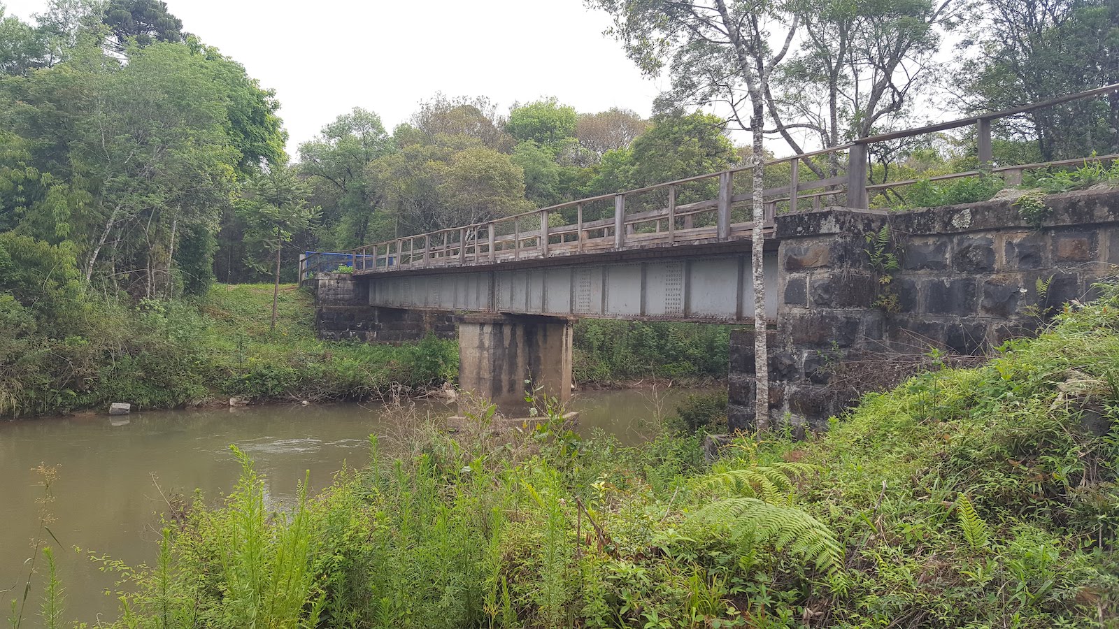 Figura 20: Ponte ferroviária reaproveitada dentro do Parque da Pedreira, Rio Azul/PR