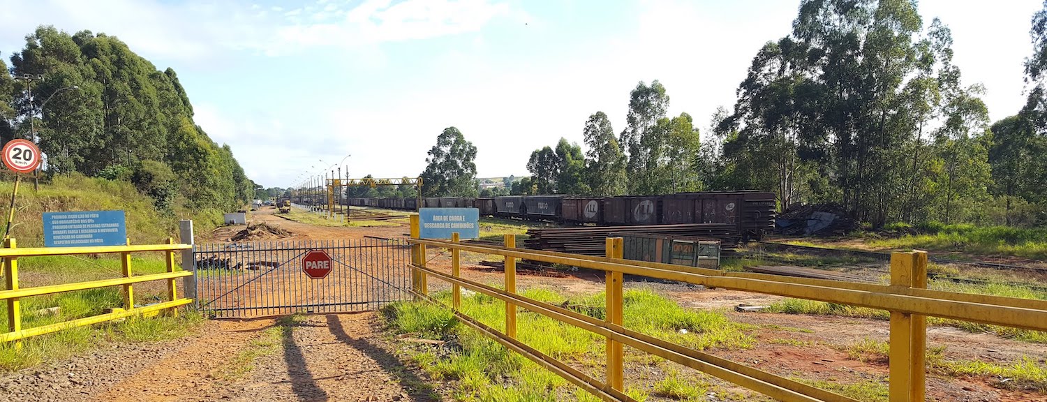 Figura 32: Início da ferrovia E.F. Central do Paraná, que funciona como extensão de pátio de Uvaranas, ao norte de uma passagem de nível.