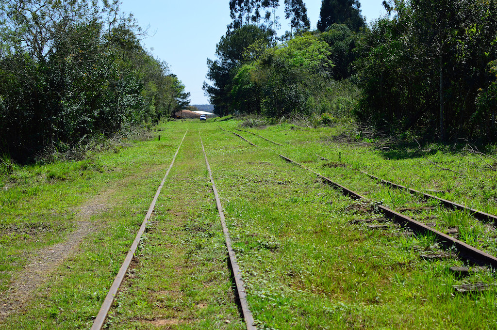 Figura 43: Pátio da estação Felipe Schmidt, Canoinhas/SC. Linha principal ainda em condições de uso.