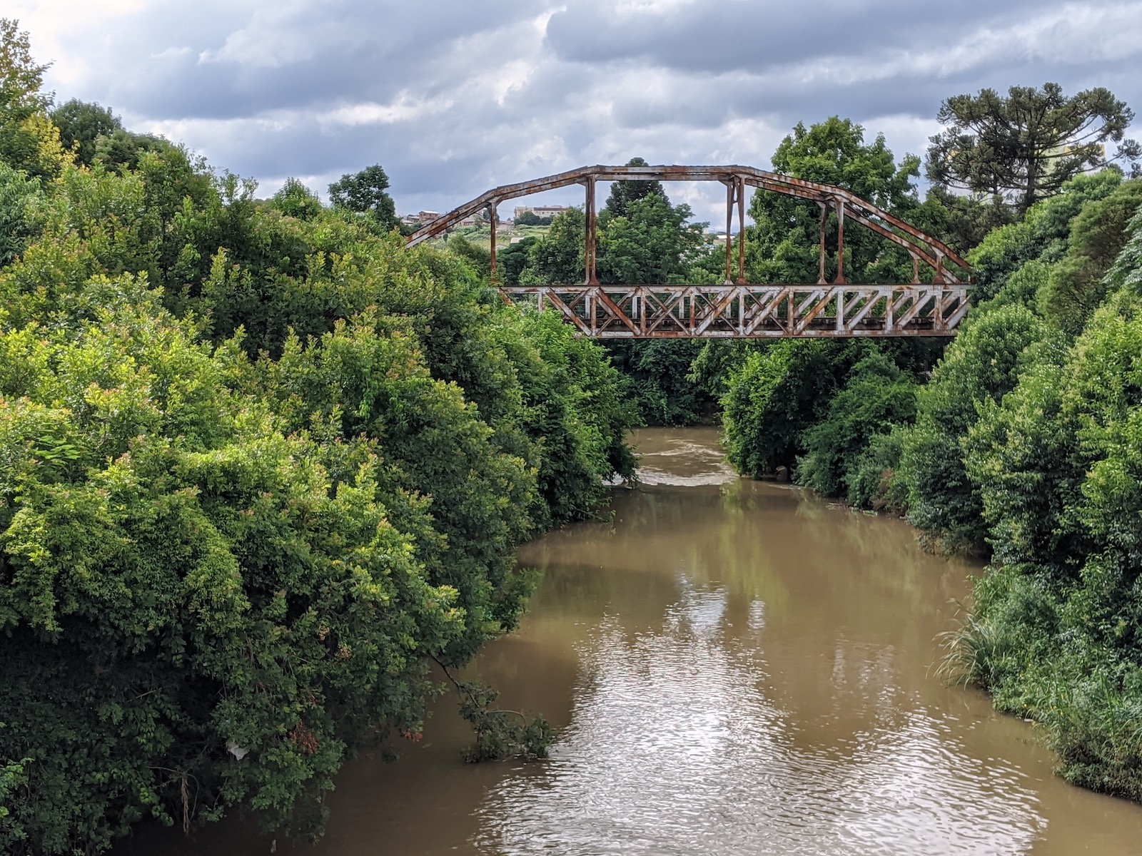 Figura 3: A icônica ponte ferroviária sobre o Rio Caçador. A cidade começou no encontro deste rio com o Peixe.