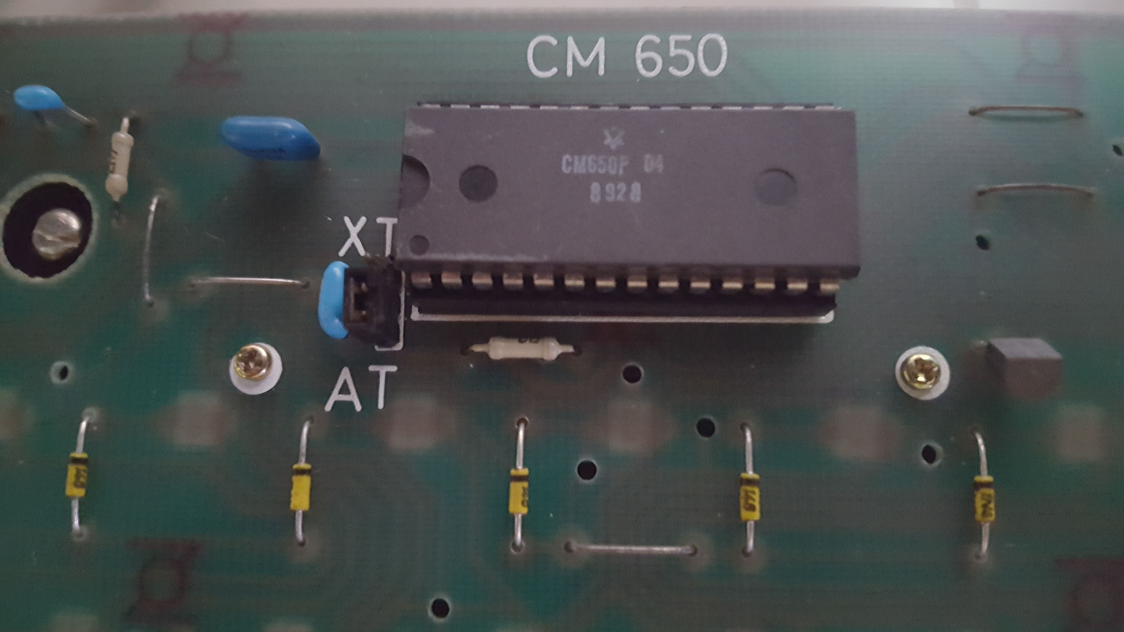 Figura 5: Circuito impresso com microcontrolador e jumper XT/AT em destaque