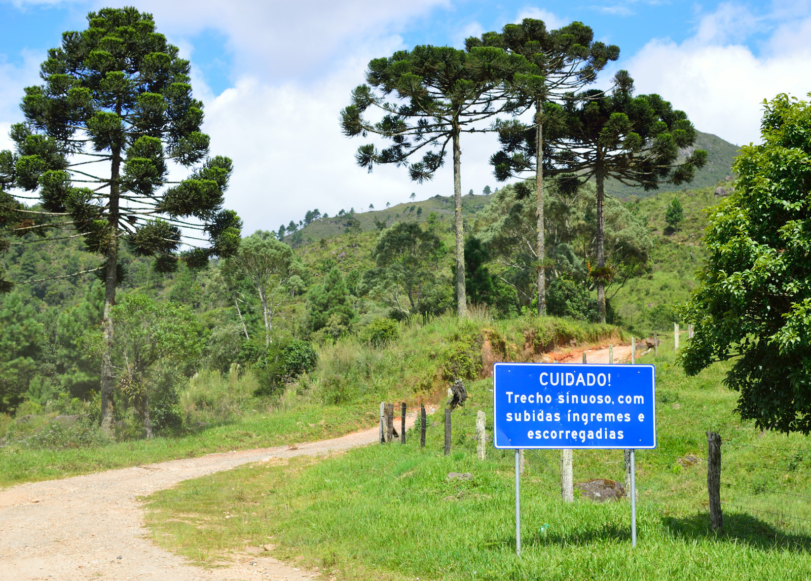 Figura 3: Antigo aviso a respeito das condições da estrada de acesso aos Campos do Quiriri. Esta placa não existe mais, possivelmente por não ser mais considerada uma via pública; o acesso é restrito desde 2019.