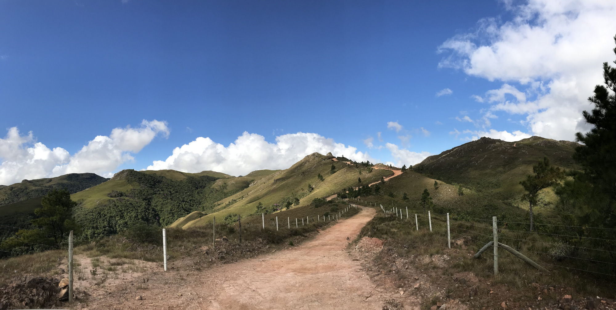 Figura 18: Caminho de subida. A estrada que sobe ao topo do Tijuco Preto pode ser vista à direita, e a estrada que leva à Fazenda Quiriri está à esquerda.