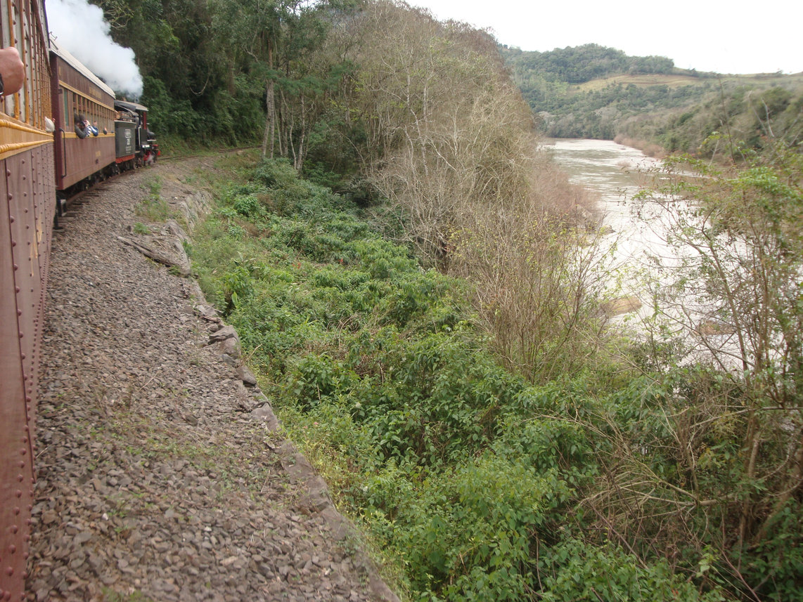 Figura 8: Trem e ferrovia sempre margeando o Rio do Peixe