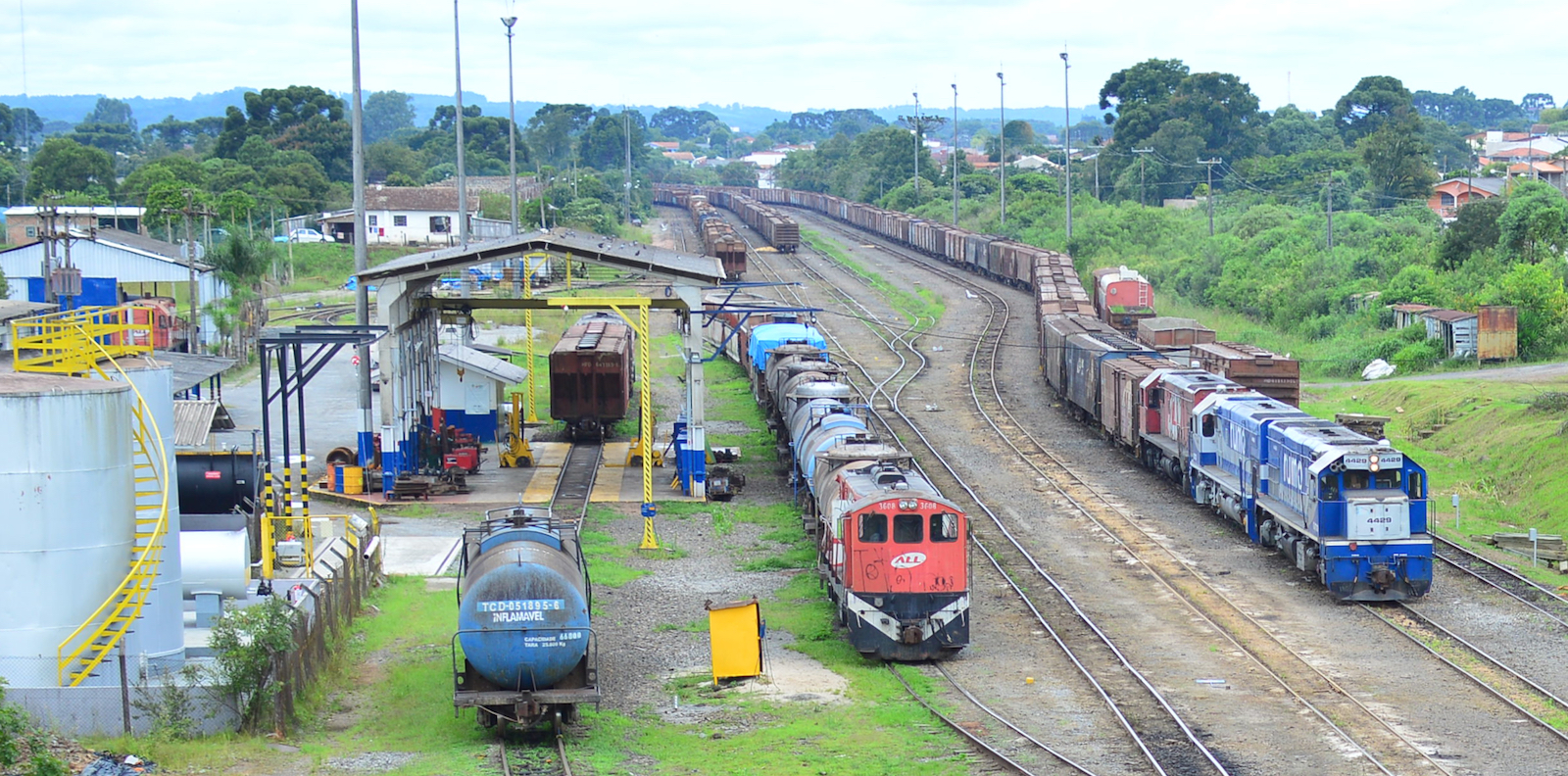 Figura 2: Foto do pátio de Rio Negro a partir do viaduto em 2018, locomotivas já com a pintura azul da Rumo