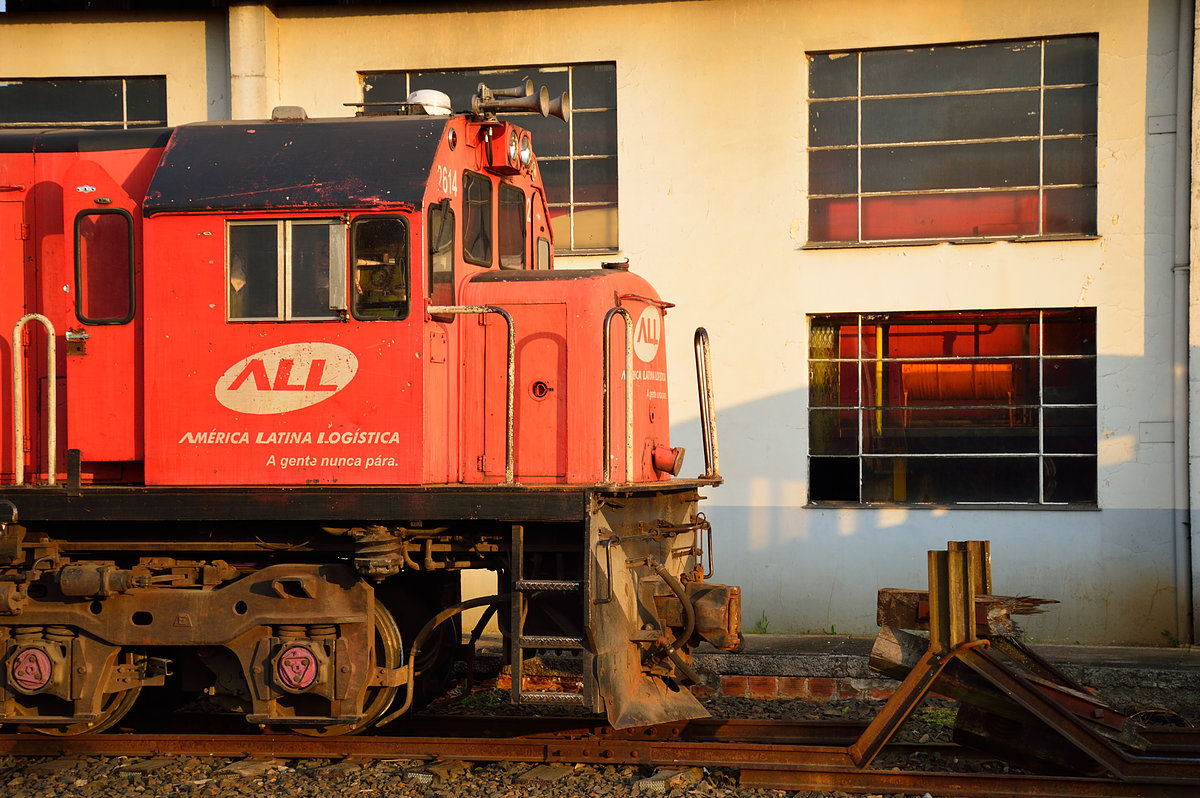 Figura 5: Locomotiva SD-40 (eu acho) na oficina de Rio Negro