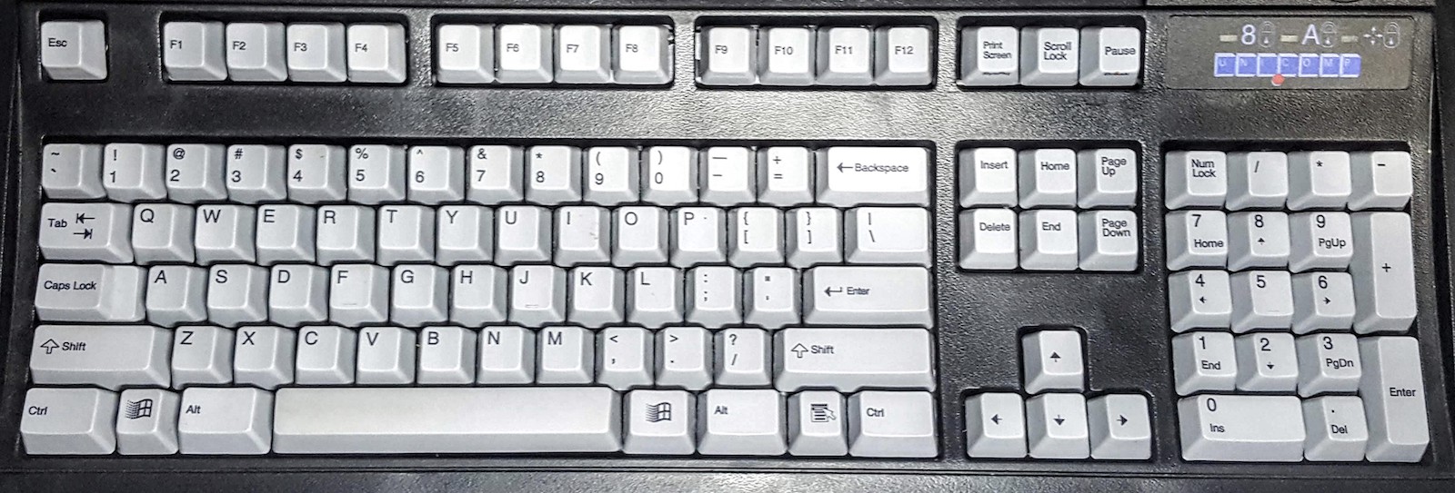 Figura 3: Teclado com `100%` das teclas esperadas num teclado de PC. Este layout é o mesmo desde os anos 1980, acrescido apenas das teclas Windows, e eventualmente de algumas teclas de mídia.