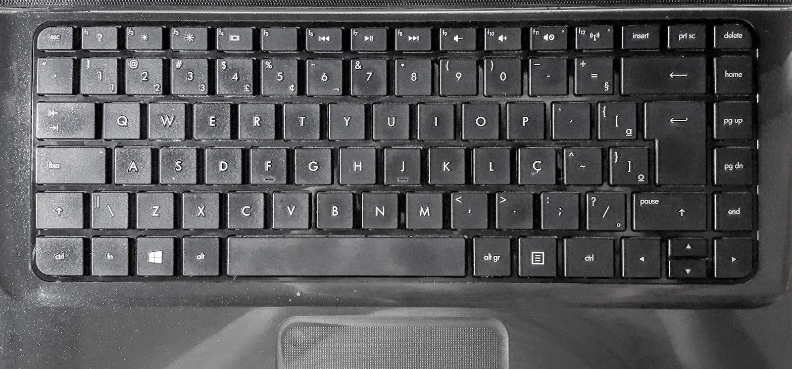 Figure 5: HP Ultrabook keyboard, ABNT2 layout. Note the half-sized arrow keys.